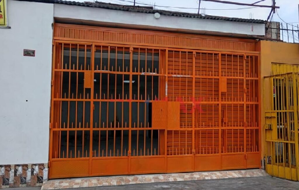 Excelente Local Comercial En Alquiler, En Cruce De 2 Transitadas Avenidas